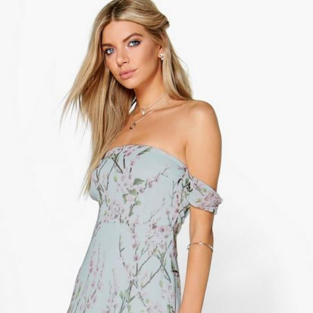 Feminine and flowy formal dress - Picture 8 of 8